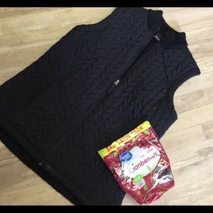 Mohegan sun medium black zipvest with ribbed back,